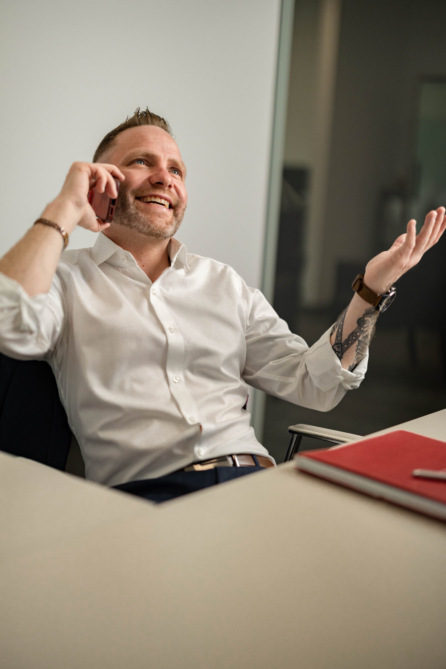 Steve Bouchard, courtier immobilier, riant au téléphone