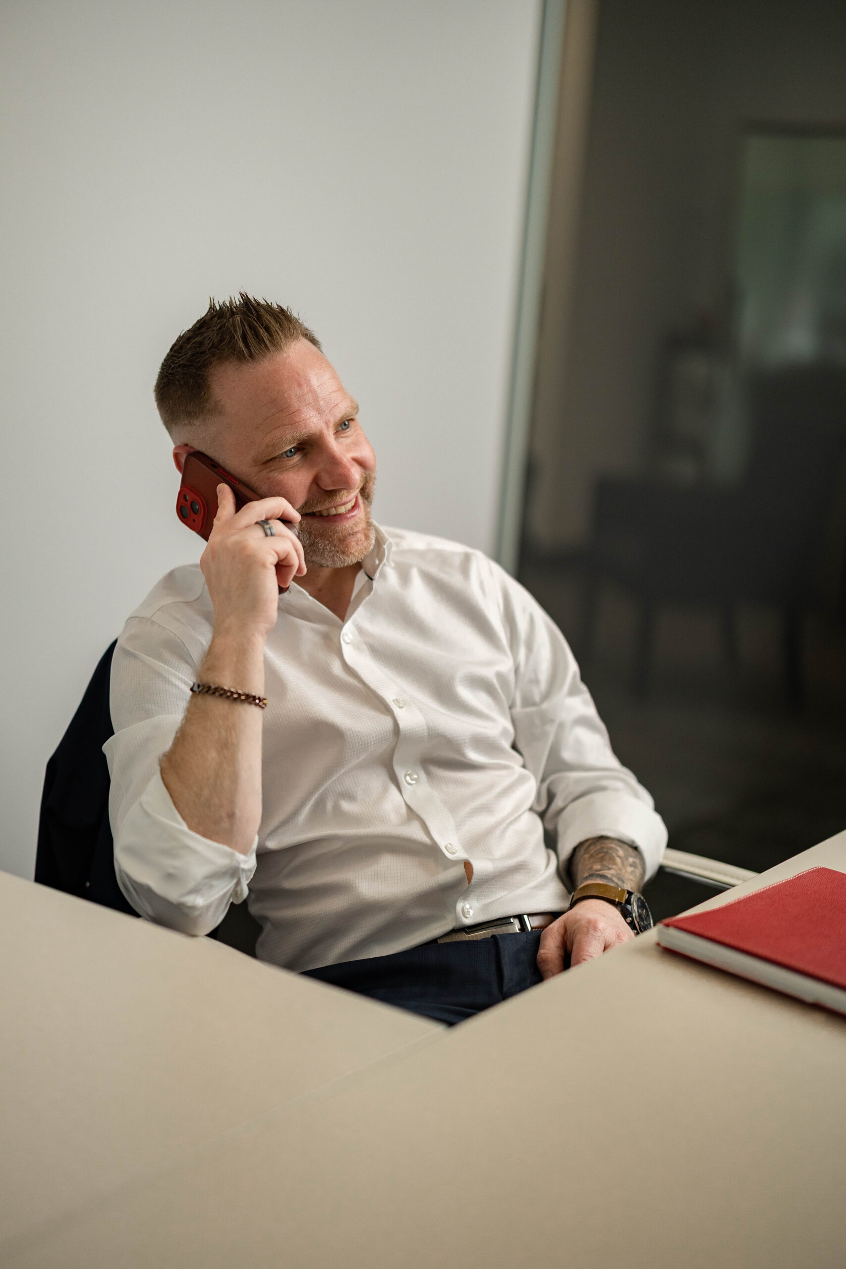 Steve Bouchard, courtier immobilier, au téléphone avec un client